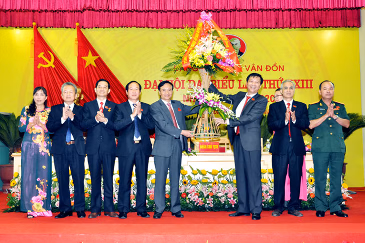 Đồng chí Nguyễn Văn Đọc, Bí thư Tỉnh ủy, Chủ tịch HĐND tỉnh tặng hoa chúc mừng Đại hội.