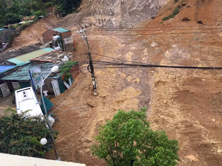 Hiện trường vụ sạt lở đất đá tại Dự án thi công văn phòng và khách sạn Sao Mai, khu 5A, phường Bãi Cháy (TP Hạ Long).