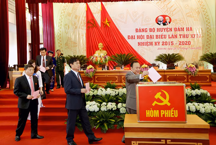 Các đại biểu bỏ phiếu bầu BCH Đảng bộ huyện khoá XXIV.