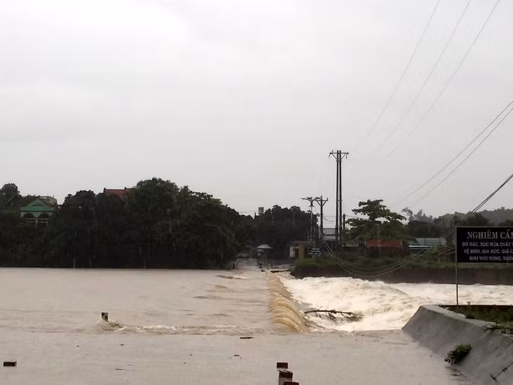 Đường tràn tại Thị trấn Quảng Hà hiện đã bị ngập, các phương tiện không lưu thông được. Ảnh: Hồng Nhung