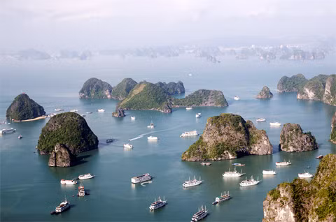 Vịnh Hạ Long nhìn từ trên cao.