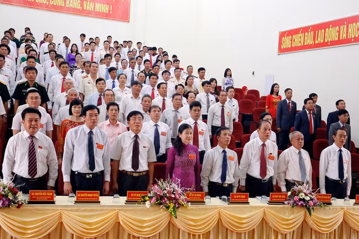Làm lễ chào cờ trong phiên khai mạc Đại hội.