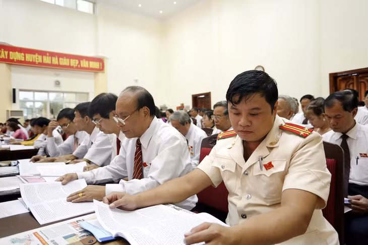 Các đại biểu nghiên cứu tài liệu Đại hội.