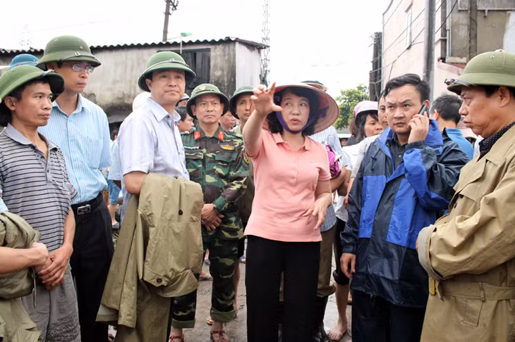 Đồng chí Vũ Thị Thu Thủy, Phó Chủ tịch UBND tỉnh trực tiếp chỉ đạo công tác khắc phục úng lụt
