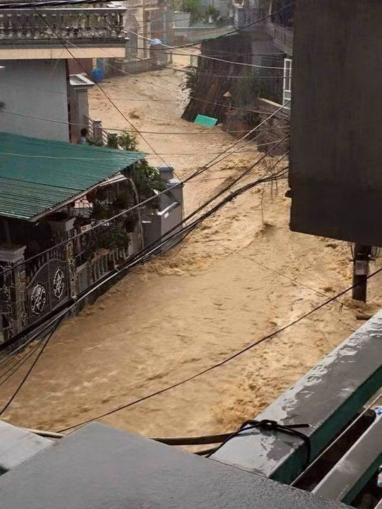 Phường Cửa Ông, nhiều khu phố đường biến thành sông.
