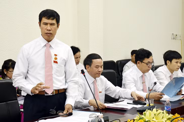 Đại biểu tham gia ý kiến trong thảo luận tại tổ.