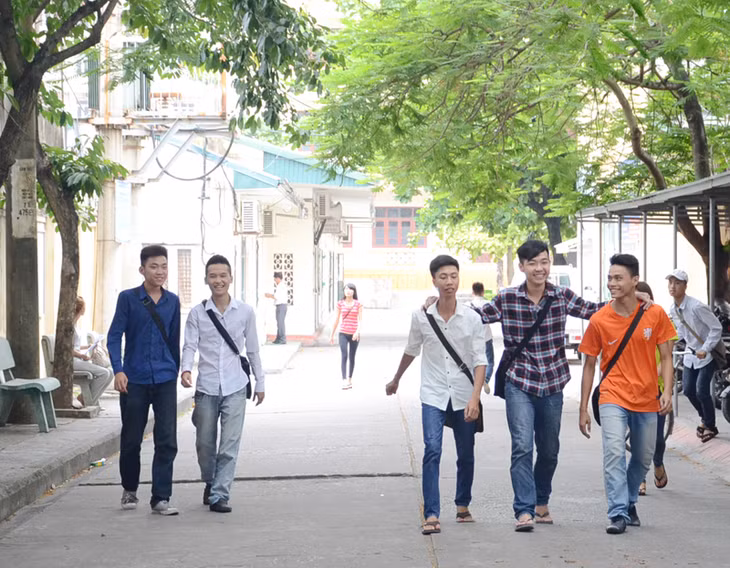 Thí sinh tươi cười rời phòng thi