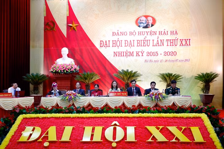 Đoàn chủ tịch làm việc.