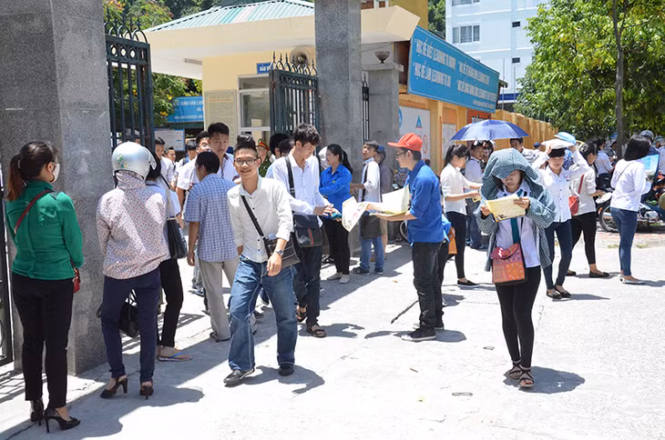 Trời nắng nóng khiến nhiều thí sinh khó chịu