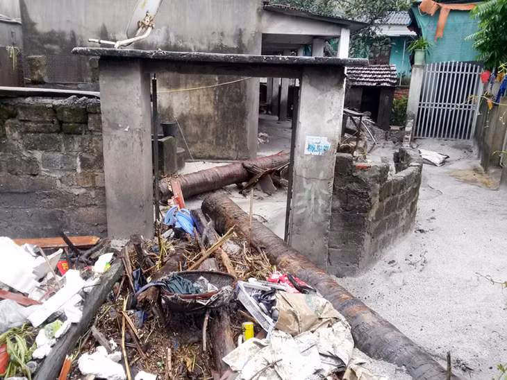 94 hộ dân ở tổ 1A khu 4 phường Mông Dương giờ đã được sơ tán, khu phố giờ im lìm và ngập trong bùn, cát, rác thải.