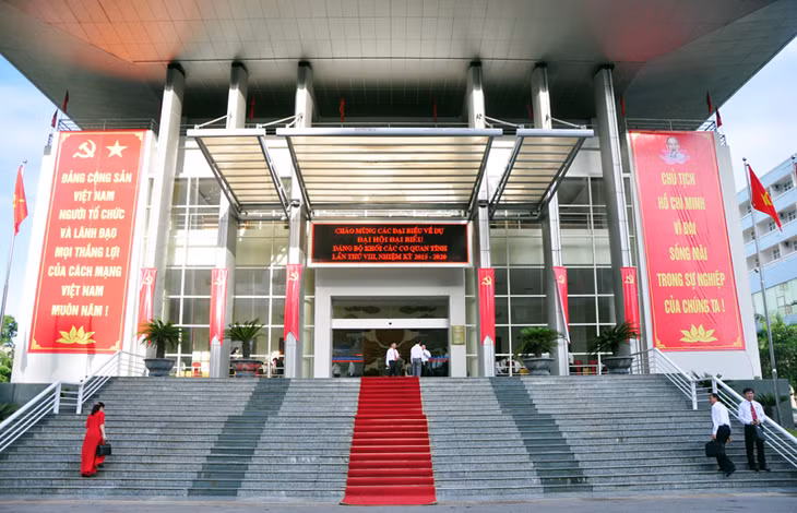 Trung tâm Tổ chức hội nghị tỉnh nơi diễn ra Đại hội đại biệu Đảng bộ Khối các cơ quan tỉnh nhiệm kỳ 2015-2020 được trang trí cờ hoa rực rỡ.