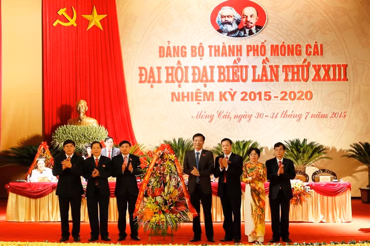 Đồng chí Nguyễn Văn Đọc, Bí thư Tỉnh ủy, Chủ tịch HĐND tỉnh tặng hoa chúc mừng Đại hội