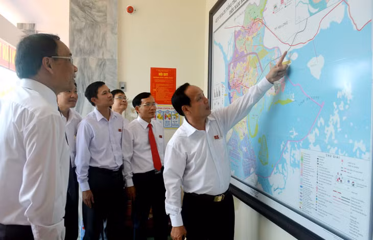 Các đại biểu trao đổi về các quy hoạch của thị xã Quảng Yên.