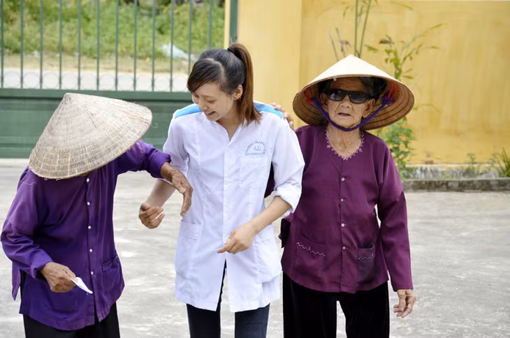 Tận tình giúp đỡ người cao tuổi khi đến tham gia khám chữa bệnh, phát thuốc miễn phí.
