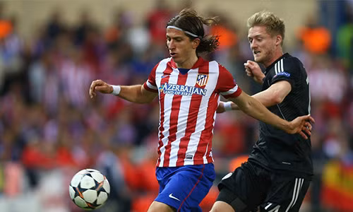 Luis (áo đỏ trắng) từng chơi rất thành công trong giai đoạn đầu khoác áo Atletico. Ảnh: AFP.