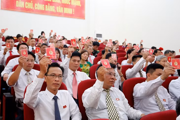 Các đại biểu biểu quyết thông qua nghị quyết Đại hội.