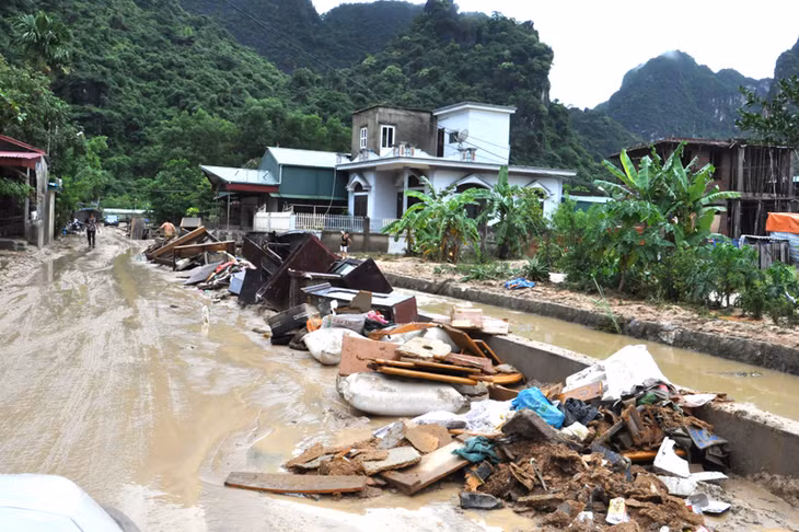 Sau mưa lũ rất nhiều đồ đạc của người dân ở khu 4b, phường Quang Hanh bị hư hỏng phải vứt bỏ