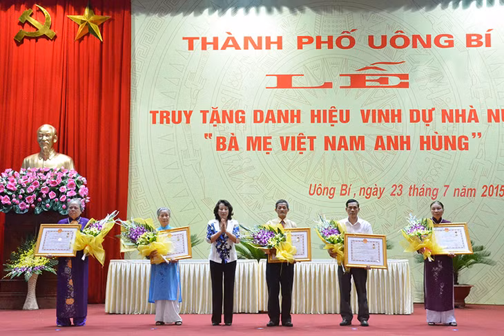 Thừa ủy quyền của Chủ tịch nước, đồng chí Vũ Thị Thu Thủy, Phó Chủ tịch UBND tỉnh trao tặng danh hiệu vinh dự Nhà nước “Bà mẹ Việt Nam Anh hùng” cho thân nhân các mẹ trên địa bàn TP Uông Bí