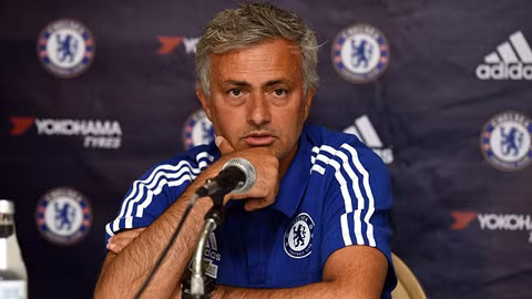 Mourinho ngứa mắt với cách tiêu tiền của các kình địch