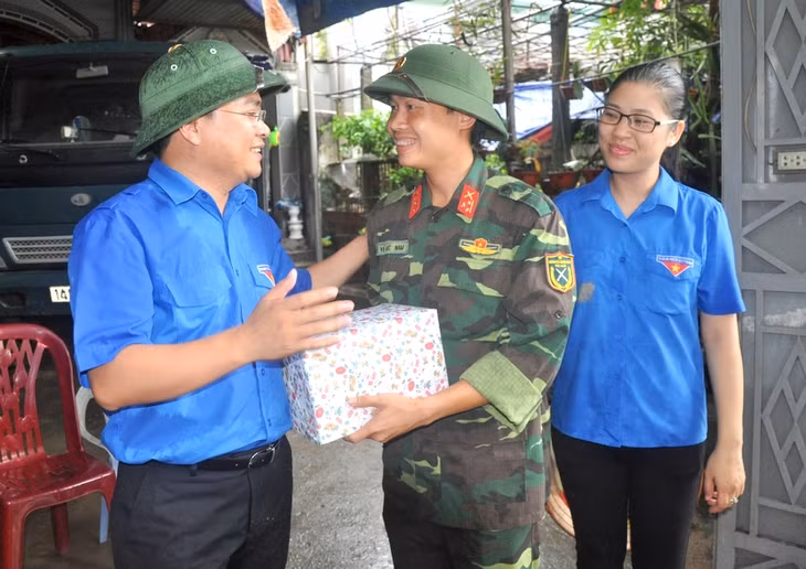 đoàn công tác đã đến động viên và tặng quà các đội thanh niên tình nguyện đang làm nhiệm vụ khắc phục hậu quả của mưa lụt tại các địa bàn xung yếu.
