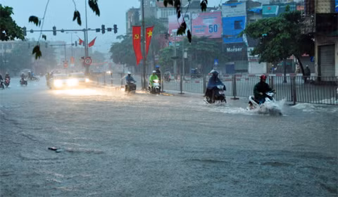 TP Hạ Long bị ngập úng nặng nề.