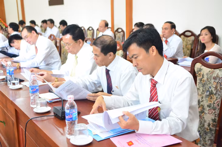 Các đại biểu nghiên cứu tài liệu tại Đại hội.