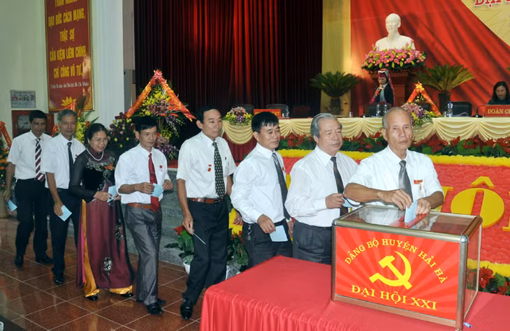 Đại biểu bỏ phiếu bầu Đoàn Đại biểu dự 