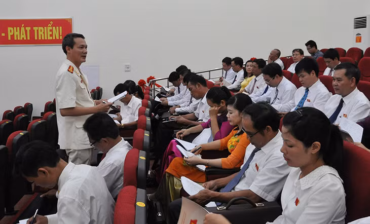 Các đại biểu thảo luận ở tổ về Đề án nhân sự Ban Chấp hành Đảng bộ huyện Cô Tô khóa V, nhiệm kỳ 2015-2020