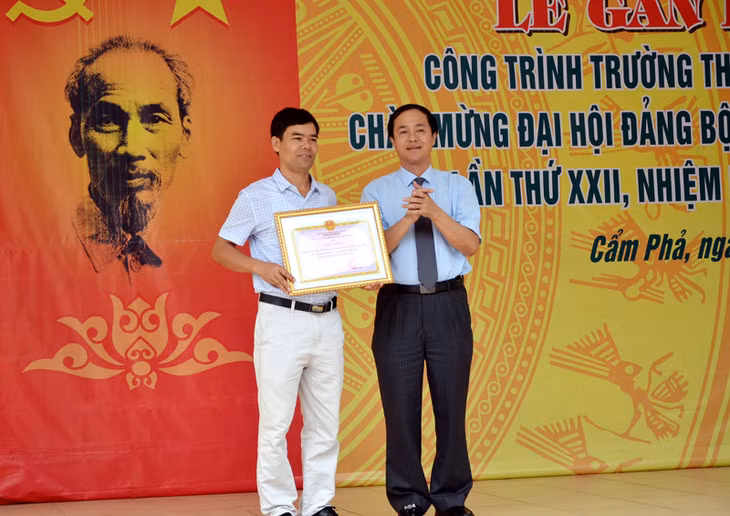 Đồng chí Trần Văn Hùng, Chủ tịch UBND TP Cẩm Phả tặng Giấy khen cho đơn vị thi công Trường THCS Lý Tự Trọng
