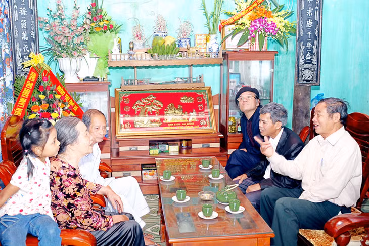 Ông Nguyễn Xuân Dục (ngoài cùng, bên phải) chúc thọ người cao tuổi ở khu nhân dịp năm mới 2015.
