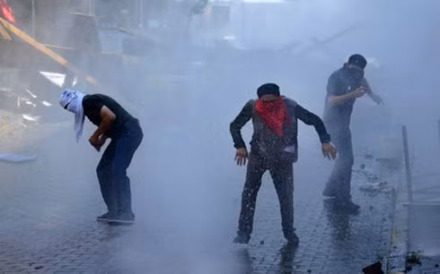 Bạo loạn ở Istanbul ngày 26/7 khi quân đội Thổ Nhĩ Kỳ tấn công cả phiến quân IS lẫn người Kurd. (ảnh: AP)