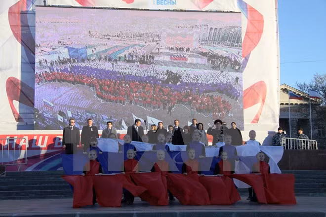 Người dân Crimea kỷ niệm 1 năm ngày sáp nhập vào Nga. (Ảnh: Duy Trinh/TTXVN)