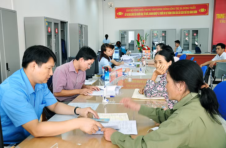 Cán bộ Trung tâm Phục vụ Hành chính công TX Đông Triều hướng dẫn người dân hoàn thiện thủ tục, hồ sơ.