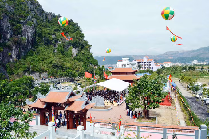 Đền liệt sĩ Vũng Đục được xây dựng ngay tại nơi các chiến sĩ đã hy sinh.
