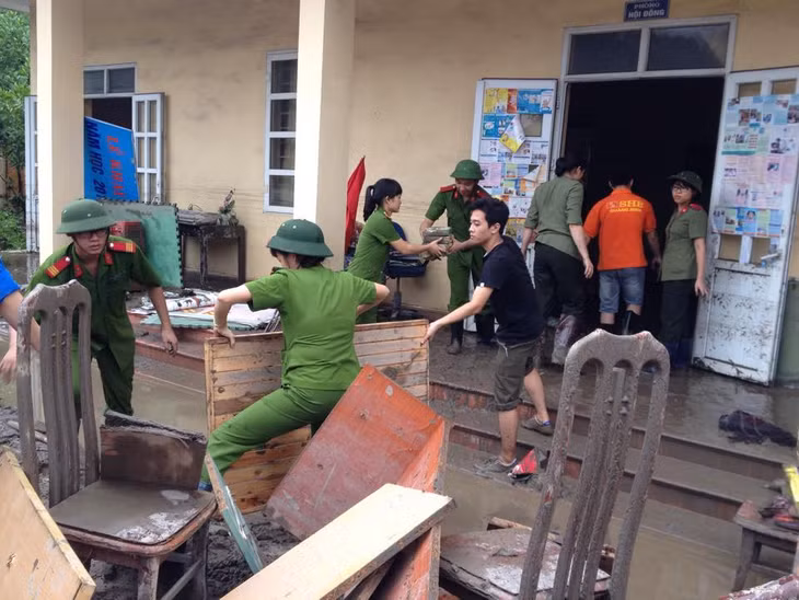 ĐVTN của Ngân hàng SHB Quảng Ninh và Công An TP Cẩm Phả tham gia dọn vệ sinh tại phân hiệu 2 trường Tiểu học Tha Cát, xã Dương Huy, Cẩm Phả.