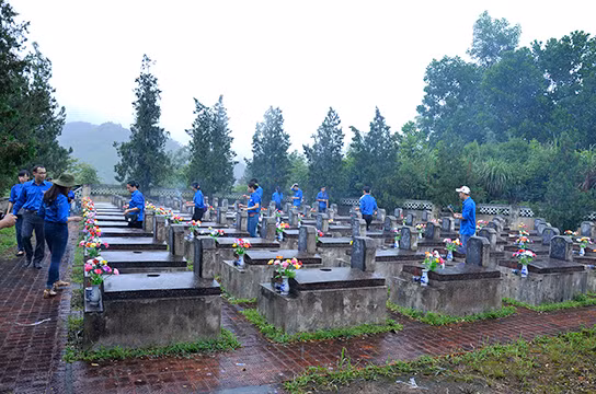 Thắp hương tưởng niệm các anh hùng liệt sĩ tại nghĩa trang liệt sỹ xã Lục Hồn