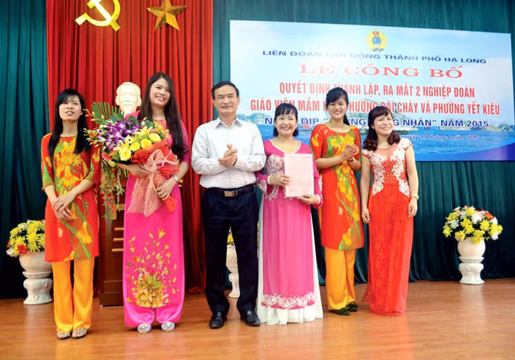 Đồng chí Trần Danh Chức, Chủ tịch LĐLĐ tỉnh trao quyết định thành lập 2 Nghiệp đoàn giáo viên mầm non phường Bãi Cháy và phường Yết Kiêu, TP Hạ Long dịp Tháng Công nhân năm 2015.