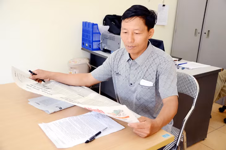 Ông Linh Du Ngân thường xuyên đọc báo của Đảng bộ tỉnh để kịp thời nắm các chủ trương, phục vụ công việc hàng ngày.
