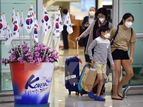 Khách du lịch đeo khẩu trang để phòng tránh lây nhiễm MERS tại thủ đô Seoul, Hàn Quốc ngày 17/6/2015. (Nguồn: AFP/TTXVN)