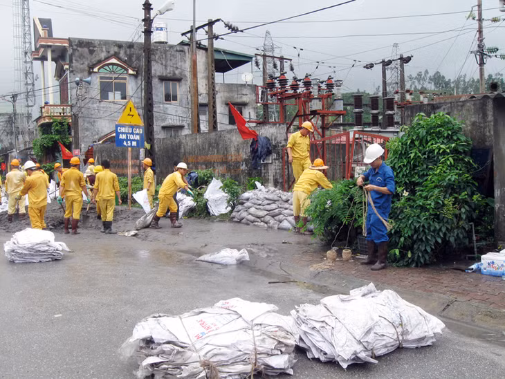 Công tác phòng tránh ngập lụt đang được triển khai tích cực (ảnh chụp tại Trạm điện 35KV- Mông Dương).