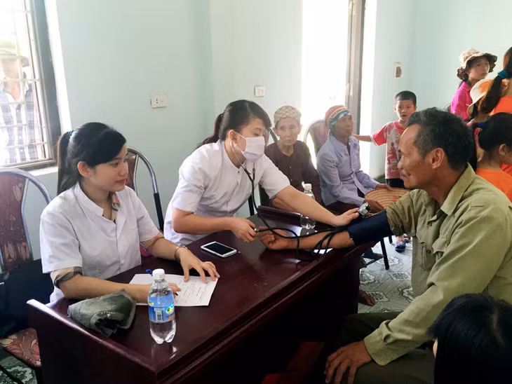 Câu lạc bộ y bác sĩ trẻ TX Đông Triều khám bệnh phát thuốc miễn phí cho người dân xã An Sinh.