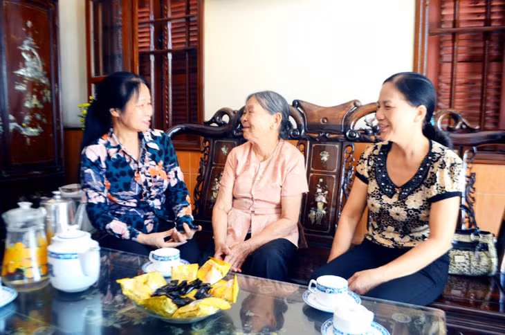 Phó Chủ tịch Hội Khuyến học phường Mạo Khê (TX Đông Triều) Phạm Thị Dung (ngoài cùng bên trái) thăm gia đình cụ Nguyễn Thị Cấn, một trong những gia đình hiếu học điển hình của phường.