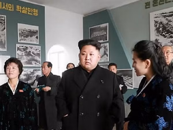 Nhà lãnh đạo Triều Tiên Kim Jong-un trong chuyến thăm Bảo tàng Sinchon hồi tháng 11/2014. (Nguồn: Yonhap)