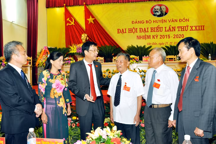 Đồng chí Nguyễn Văn Đọc, Bí thư Tỉnh ủy, Chủ tịch HĐND tỉnh trò chuyện với các đại biểu dự đại hội.