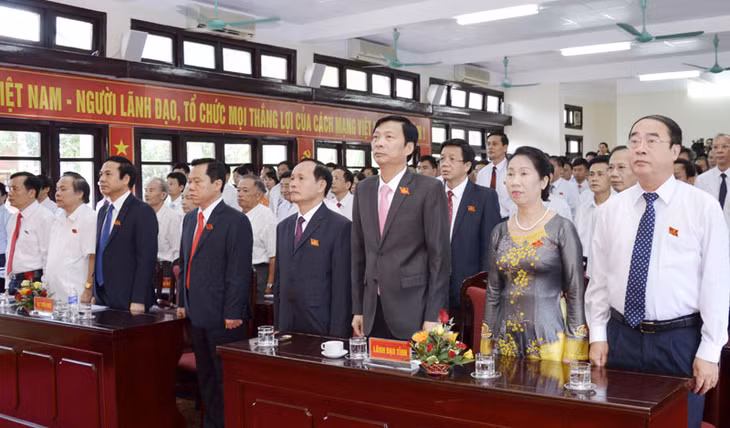 Các đại biểu dự Đại hội làm lễ chào cờ.