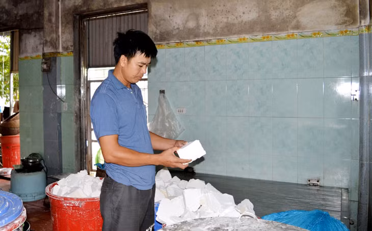 Anh Đoàn Văn Bắc (thôn 5, xã Hiệp Hoà, TX Quảng Yên) kiểm tra chất lượng bột khô trước khi làm mẻ bún mới.