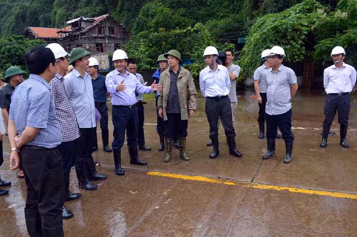 Đồng chí Lê Quang Tùng, Phó Chủ tịch UBND tỉnh báo cáo với đồng chí Thứ trưởng Bộ GTVT về công tác khắc phục sự cố sạt lở đất đá tại khu vực Cầu 2 (Vân Đồn)