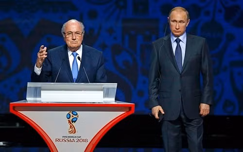 Ông Blatter và ông Putin bắt đầu buổi bốc thăm. Ảnh: AFP.