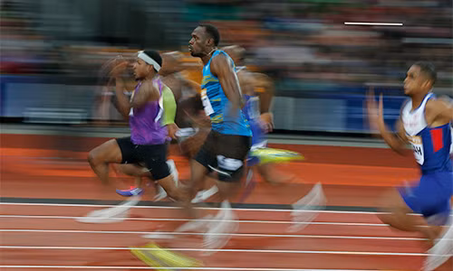 Bolt (áo xanh) chỉ chiến thắng nhờ màn nước rút ngoạn mục ở 10 mét cuối cùng. Ảnh: Reuters.