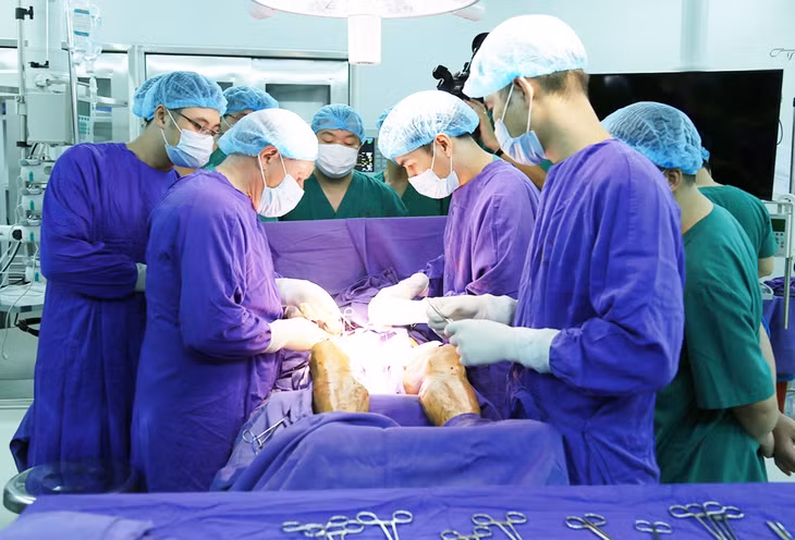  Các bác sĩ Bệnh viện Đa khoa tỉnh thực hiện phẫu thuật lấy bỏ toàn bộ tĩnh mạch nông chi dưới cho người bệnh.